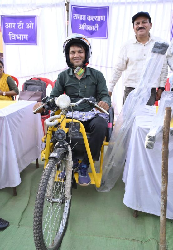 बैसाखी से आत्मनिर्भरता तक: भीमा मारकंडे की संघर्षगाथा बनी मिसाल, सुशासन तिहार में मिली मोटराइज्ड ट्राइसाइकिल ने बदली जिंदगी, अब बेटियों के भविष्य के लिए भरेंगे नई उड़ान
