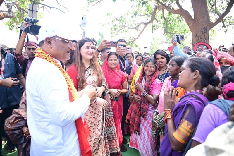 एक चौपाल ऐसा भी जहाँ खुशियों और तालियों की रही गूंज : लखपति दीदियों के हौसले की उड़ान देख गदगद हुए मुख्यमंत्री विष्णु देव साय , सबको और मेहनतकर अब करोड़पति बनने की राह पर चलने कहा