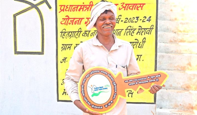 सुशासन तिहार: मुख्यमंत्री विष्णु देव साय ने पीएम जनमन के हितग्राही को सौंपी खुशियों की चाबी