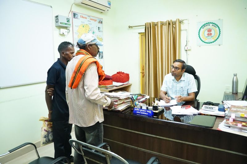 जशपुर : अपर कलेक्टर प्रदीप साहू ने जनदर्शन में सुनी आमजनों की समस्याएँ, अधिकारियों को समयबद्ध एवं पारदर्शी निराकरण के दिए निर्देश