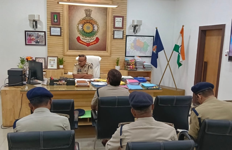 बिलासपुर रेंज में पुलिसिंग सुधार पर जोर : 752 केस पेंडिंग ! आईजी की सख्त चेतावनी—दो महीने में पुराने मामलों का निपटारा कर करें शून्य, लंबित मामलों के त्वरित निपटारे के दिए गए सख्त निर्देश.