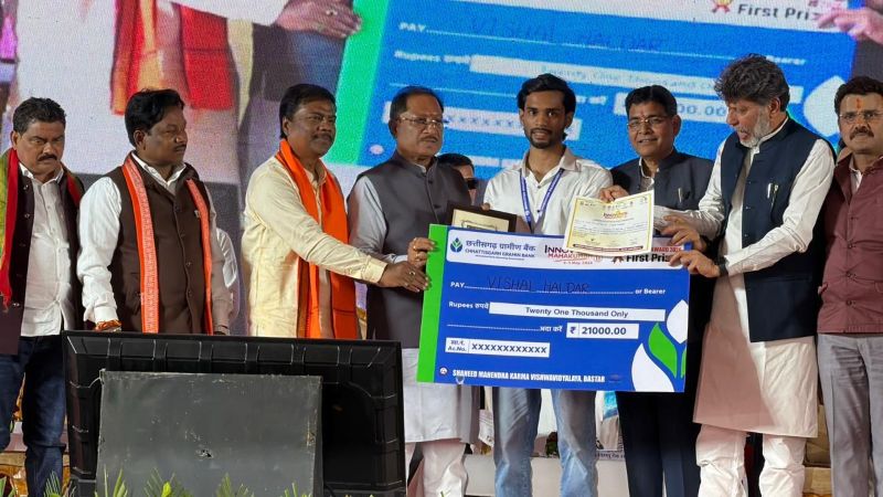 बस्तर में नवाचार की सुगंध : बेकार माने जाने वाले छिंद बीजों से बनी हर्बल कॉफी बनी नई पहचान, कैफीन मुक्त हेल्दी ड्रिंक से वैश्विक बाजार में छलांग लगाने को तैयार ‘बस्तर ब्रांड’