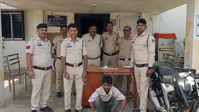 पुलिस की बड़ी सफलता : ऑफिसर कॉलोनी चोरी कांड का खुलासा, रात में डॉक्टर के सूने घर में घुसा चोर, 40 हजार पार… आखिरकार विश्रामपुर पुलिस ने आरोपी को किया गिरफ्तार.