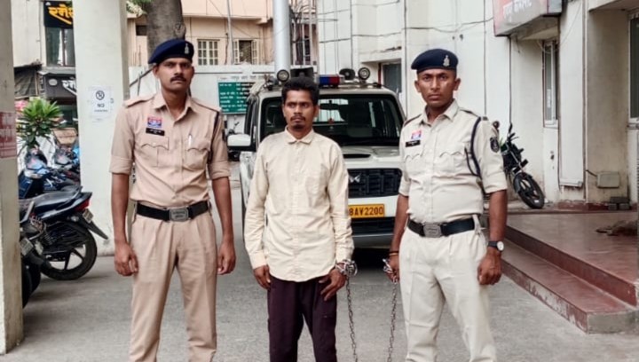 रिश्तों का खौफनाक अंत : मामूली घरेलू विवाद के बाद पति ने पत्नी का कपड़े से घोंटा गला, कई दिनों तक हत्या का राज छिपाकर फरार घूमता रहा आरोपी विक्की