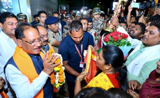 पश्चिम बंगाल में भाजपा की ऐतिहासिक जीत के बाद रायपुर में जश्न का माहौल : विष्णु देव साय का एयरपोर्ट पर भव्य स्वागत, ‘भारत माता की जय’ के नारों से गूंजा परिसर