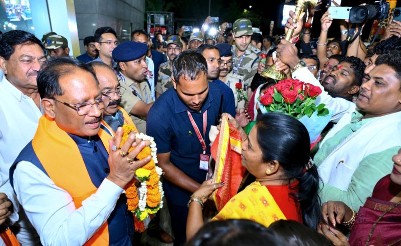 पश्चिम बंगाल में भाजपा की ऐतिहासिक जीत के बाद रायपुर में जश्न का माहौल : विष्णु देव साय का एयरपोर्ट पर भव्य स्वागत, ‘भारत माता की जय’ के नारों से गूंजा परिसर