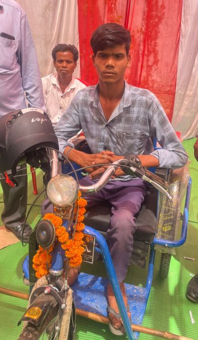 विष्णु देव साय की सुशासन पहल बनी दिव्यांग छात्र अनिल के लिए संबल : अब बिना सहारे स्कूल पहुंचकर पूरा करेंगे अपने सपने