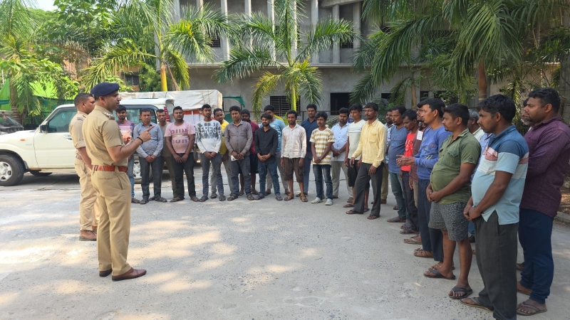 ऑपरेशन प्रहार में चक्रधरनगर पुलिस का बड़ा अभियान : कबाड़ी और फेरीवालों पर पुलिस की नजर, थाने लाकर हुई सघन पूछताछ, की गई 29 संदिग्धों की तस्दीक.