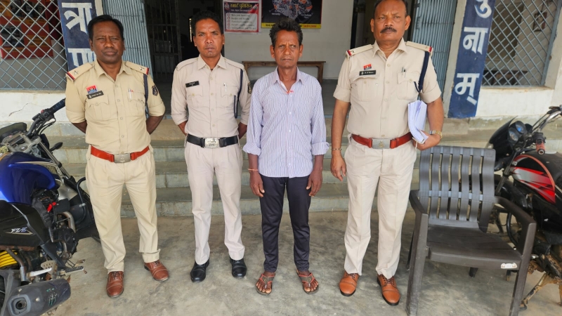 “ऑपरेशन तलाश” में बड़ी सफलता : लैलूंगा पुलिस की सटीक घेराबंदी, आत्महत्या के लिए उकसाने वाला आरोपी दबोचा गया, 2019 के चर्चित मामले का फरार आरोपी गिरफ्तार, भेजा गया न्यायिक अभिरक्षा में.