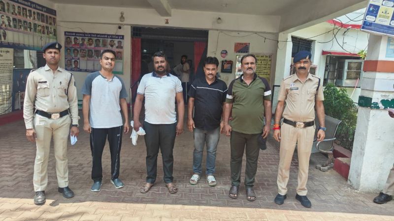 ऑनलाइन क्रिकेट सट्टा सिंडिकेट का भंडाफोड़: चेन्नई-दिल्ली मैच पर चल रहा था अवैध दांव का नेटवर्क, पुलिस ने लगातार कार्रवाई में 7 सटोरियों को भेजा जेल