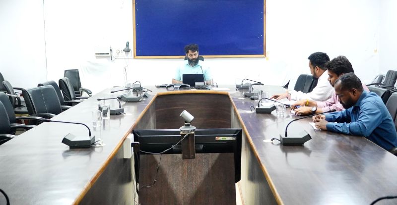 स्वास्थ्य भवन से लेकर पुल-पुलियों तक हर प्रोजेक्ट की हुई हाई लेवल जांच! जशपुर कलेक्टर की समीक्षा बैठक में मचा हड़कंप, अधूरे निर्माण कार्यों पर अधिकारियों की बढ़ी टेंशन