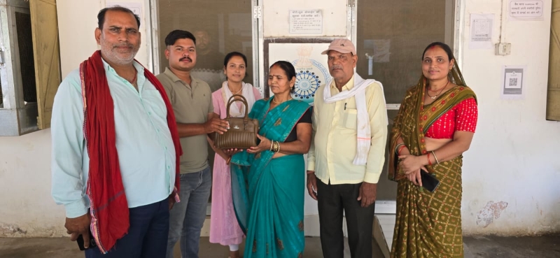 बस में छूटा कीमती बैग हुआ बरामद, साइबर सेल ने दिखाई तेज़ी और लौटाई मुस्कान, अंबिकापुर साइबर सेल ने रफ्तार दिखाकर लौटाया लाखों का बैग.