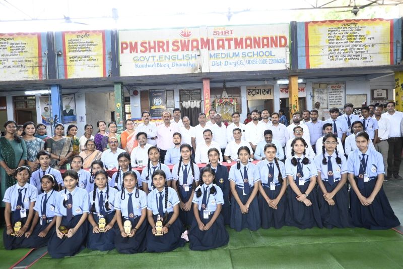 कुम्हारी पीएम श्री स्कूल में प्रशासनिक दौरा! लाइब्रेरी से लेकर अटल लैब तक निरीक्षण, छात्रों से संवाद में बोले अधिकारी — लक्ष्य बनाकर आगे बढ़ो, सफलता निश्चित है