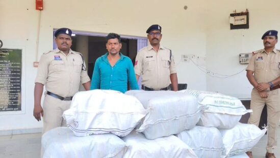 ऑपरेशन आघात से कांपा गांजा तस्करी नेटवर्क : उड़ीसा से जशपुर होकर यूपी जा रही पिकअप को पुलिस ने फिल्मी अंदाज में घेरा, करोड़ों का गांजा और तस्कर धराया