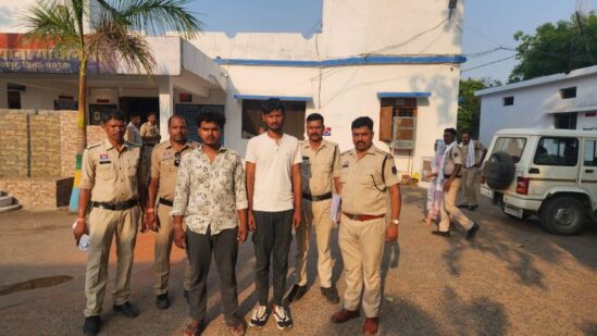खौफनाक वारदात का पर्दाफाश: 6 बाइक सवारों ने घेरकर ऑटो चालक को बनाया निशाना, गन की नोक पर लूट—CCTV से खुली पोल, दो आरोपी सलाखों के पीछे
