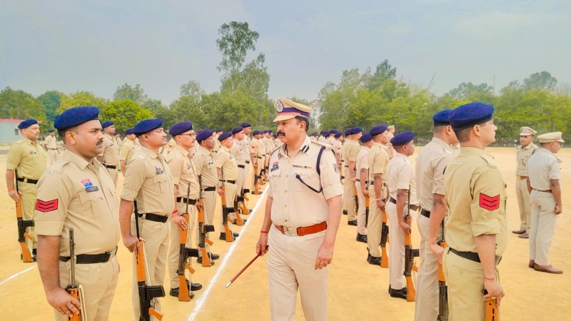 डीआईजी/एसएसपी प्रशांत ठाकुर ने ली जनरल परेड की सलामी, फिटनेस और अनुशासन पर दिया जोर, “चुस्त शरीर ही बेहतर पुलिसिंग का आधार” — सूरजपुर पुलिस जवानों को मिला फिट रहने का संदेश.