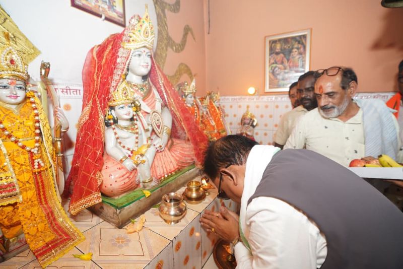 कोसला धाम में मुख्यमंत्री विष्णुदेव साय का हुआ भव्य स्वागत, माता कौशल्या मंदिर में विशेष पूजा के बाद श्रद्धालुओं और ग्रामीणों से किया आत्मीय संवाद