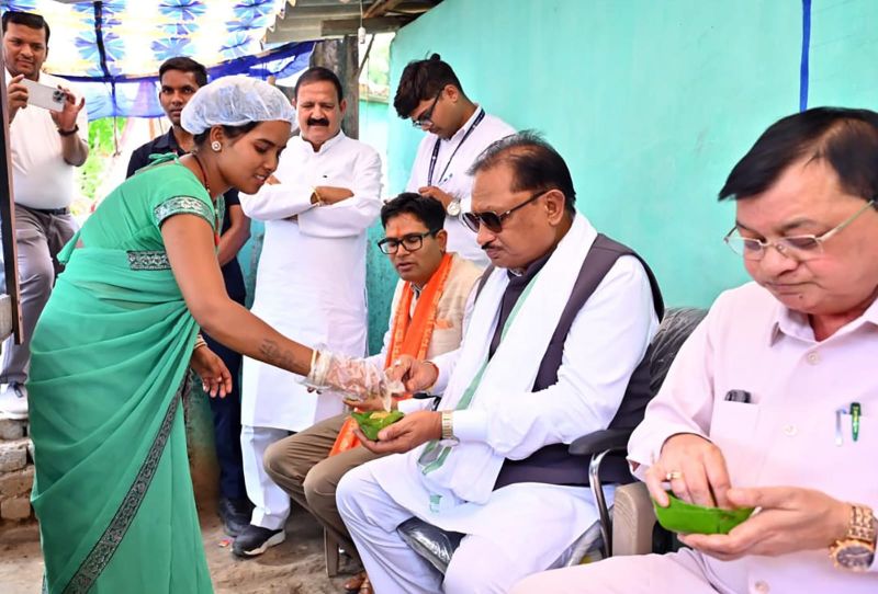 गुपचुप के छोटे स्टॉल से आत्मनिर्भरता की बड़ी उड़ान, लखपति दीदी मंजू की संघर्षगाथा सुन मुख्यमंत्री विष्णुदेव साय भी हुए प्रभावित