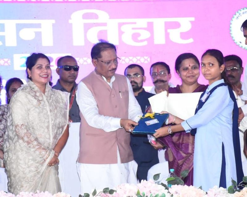 सीमित संसाधन लेकिन बुलंद हौसले! ग्रामीण अंचल की बेटी कुसुम लता बनी हजारों छात्राओं की प्रेरणा, CM साय ने टैबलेट देकर बढ़ाया उत्साह
