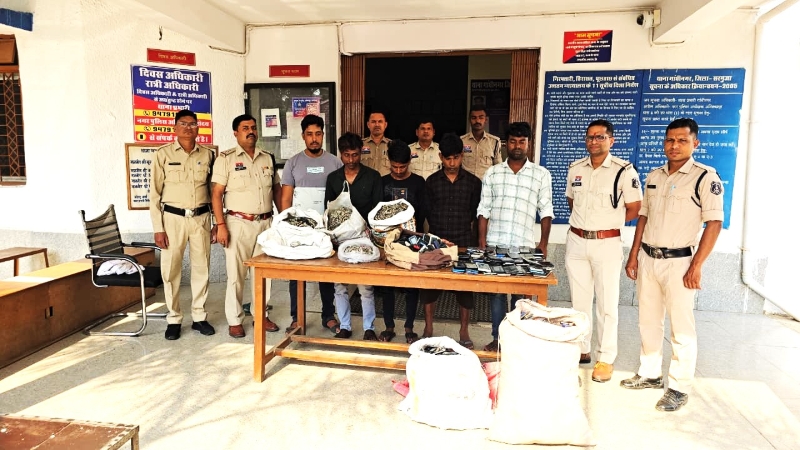 वाहन चेकिंग में बड़ा खुलासा : गांधीनगर पुलिस की बड़ी कार्रवाई, ओमनी कार से 760 मोबाइल और 95 किलो पायल बरामद, अवैध मोबाइल कारोबार से जुड़े पाँच आरोपी गिरफ्तार.