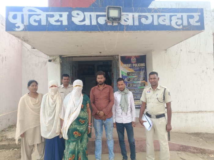 वायरल वीडियो पर पुलिस का एक्शन : छोटी बात पर बवाल ! पड़ोसी युवक को रस्सी से बांधकर की गई बेरहमी से पिटाई, युवक को बांधकर पीटने वाले चार आरोपी गिरफ्तार कर भेजे गए न्यायिक रिमांड पर.