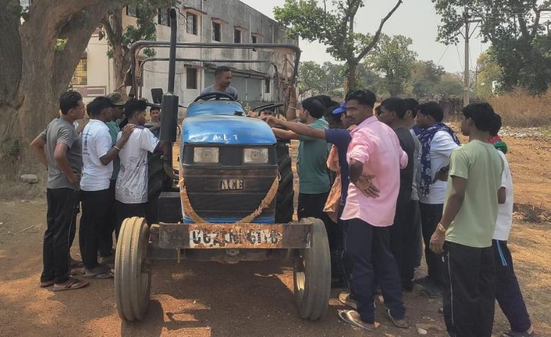 खौफ से उम्मीद तक का सफर—जो कभी साइकिल तक नहीं चला पाए, वे अब ट्रैक्टर चलाना सीख रहे हैं; लोकतंत्र की मुख्यधारा से जुड़े 40 पुनर्वासितों की बदल रही जिंदगी