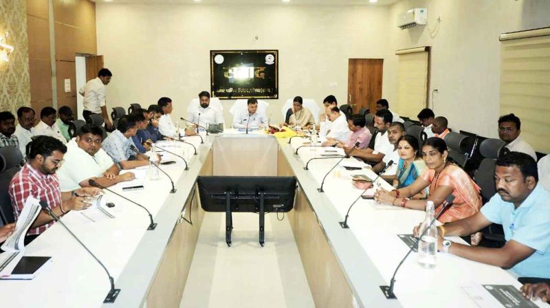 मिडिल ईस्ट संकट से डामर सप्लाई प्रभावित, फिर भी नहीं थमेंगे विकास कार्य : उद्योग मंत्री लखनलाल देवांगन ने अधिकारियों को दिए सड़कों की हालत सुधारने और लापरवाह एजेंसियों पर सख्त कार्रवाई के निर्देश