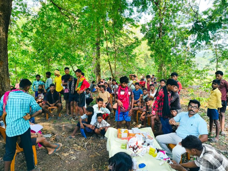 दुर्गम जंगलों के बीच पहुंची स्वास्थ्य सेवा की बड़ी पहल: बीजापुर के ग्राम गमपुर में 771 ग्रामीणों की स्वास्थ्य जांच, मलेरिया और टीबी मरीजों की पहचान कर शुरू किया गया उपचार