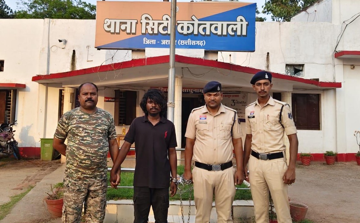 जशपुर में खूनी सनक का तांडव : दोस्त को शराब पिलाने ले गया युवक, मंदिर के पास चाकू से किया हमला, फिर एक घंटे के भीतर नाबालिग को पीट-पीटकर उतारा मौत के घाट