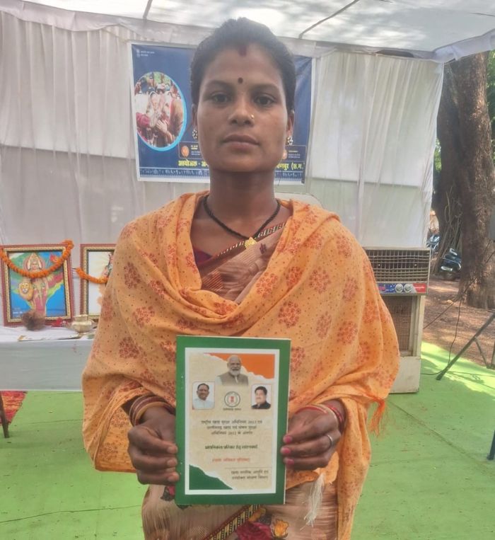 नारायणपुर के वनांचल में थमी भटकन, संताय पोटाई को शिविर में ही मिला नया राशन कार्ड