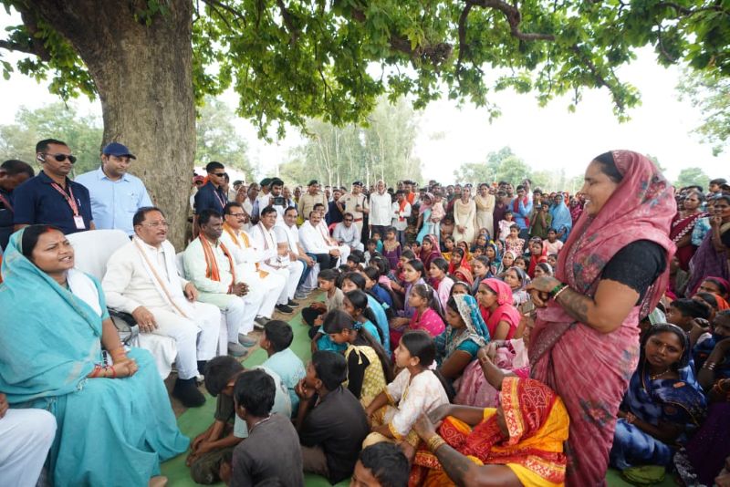 वनांचल में दिखा मुख्यमंत्री का आत्मीय चेहरा : तेंदूपत्ता संग्राहकों संग जमीन पर बैठकर विष्णु देव साय ने सुनी समस्याएं, राशन, पेयजल, शिक्षा और महतारी वंदन योजना की ली जानकारी