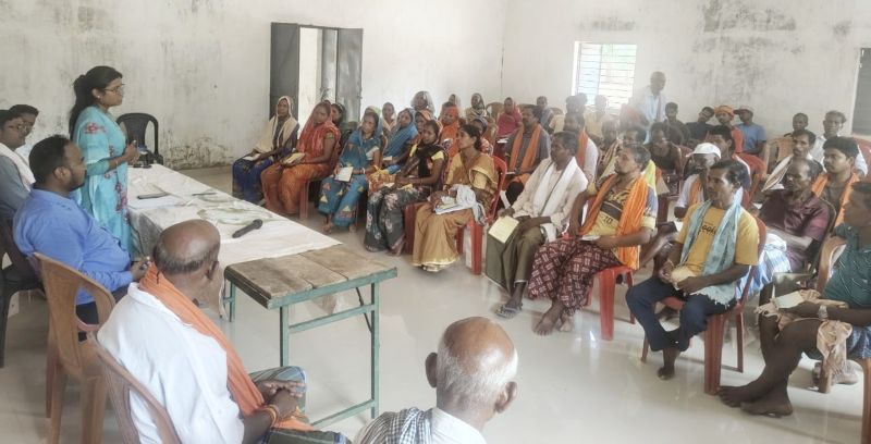 वैज्ञानिक लाख पालन से बदलेगी ग्रामीणों की तस्वीर : ठुठीअम्बा में 100 परिवारों को मिला आधुनिक कुसमी लाख उत्पादन का प्रशिक्षण