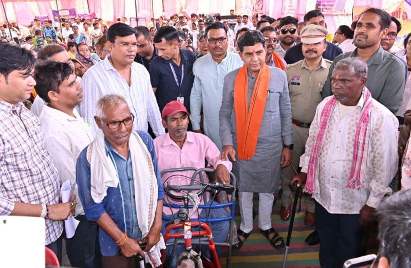 समाधान शिविर बना दिव्यांग शिवचरण के जीवन का नया सहारा : राजस्व मंत्री टंक राम वर्मा के हाथों मिली मोटराइज्ड ट्राईसाइकिल, राशन कार्ड और महतारी वंदन योजना से मिला सम्मान और संबल