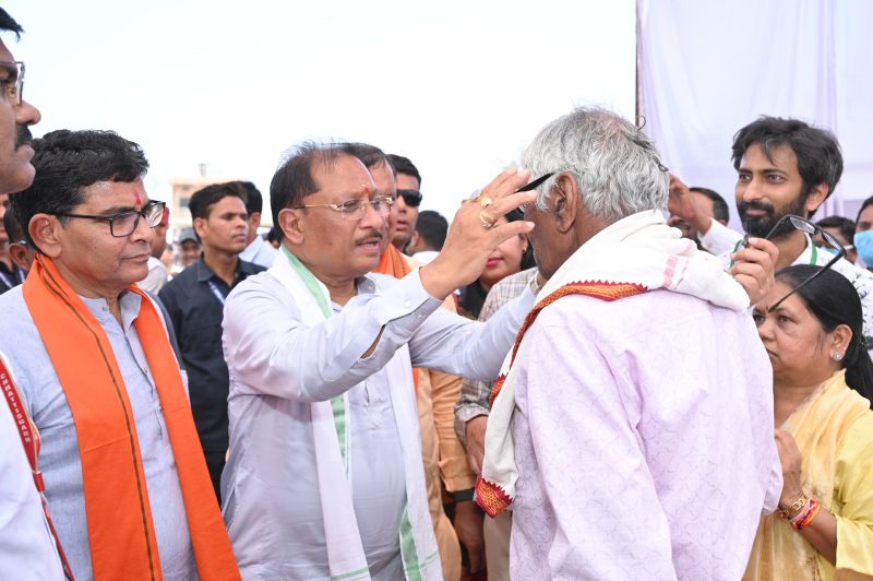 करहीबाजार शिविर में दिखी जनसेवा की मिसाल: मुख्यमंत्री विष्णु देव साय ने बुजुर्गों और स्कूली बच्चों को स्वयं पहनाया चश्मा, स्वास्थ्य योजनाओं का लाभ अंतिम व्यक्ति तक पहुंचाने पर दिया जोर