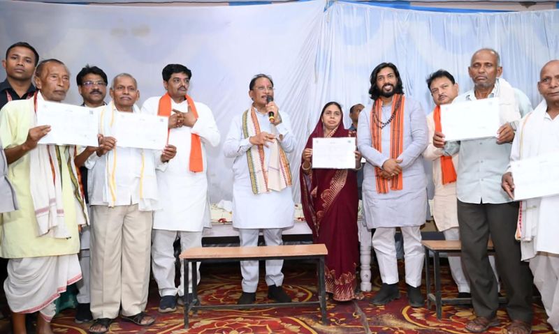कोसरंगी चौपाल में मुख्यमंत्री विष्णुदेव साय ने बांटे स्वामित्व पट्टे : महिलाओं की आजीविका गतिविधियों की सराहना, ग्रामीण सशक्तिकरण की तस्वीर हुई मजबूत