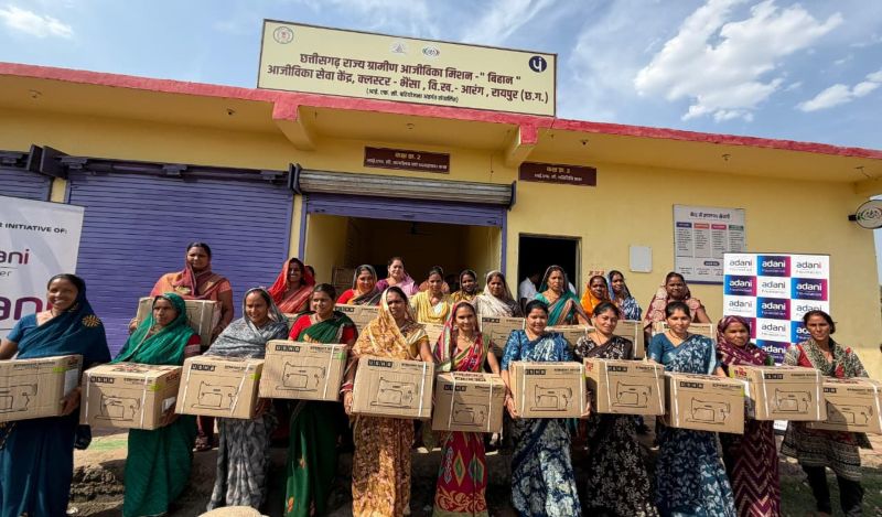 कोसरंगी में महिला सशक्तिकरण की मिसाल, मुख्यमंत्री के निर्देश पर 50 सिलाई मशीनों का त्वरित वितरण, ग्रामीण दीदियों को मिला स्वरोजगार का नया अवसर, शासन की संवेदनशीलता और तेज निर्णय प्रणाली का दिखा प्रभाव