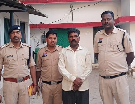 भूमि घोटाले का बड़ा पर्दाफाश: फर्जी पंचनामा बनाकर मृतक की जमीन अपने नाम कराने वाला आरोपी गिरफ्तार, मुआवजा और नौकरी हथियाने की थी साजिश