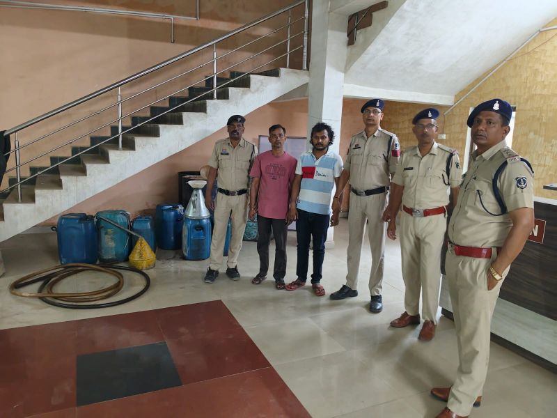 मुगलसराय से उड़ीसा जा रहे पेट्रोलियम टैंकर बने चोरी का अड्डा : ढाबा संचालक और चालक मिलकर बेच रहे थे डीजल, पुलिस ने रंगे हाथों दबोचा