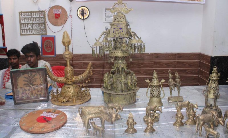 जनजातीय गरिमा उत्सव : सारंगढ़ में जनजातीय कारीगर हैंडीक्राफ्ट मेला आयोजित, झारा शिल्प और बेलमेटल उत्पाद रहे आकर्षण का केंद्र