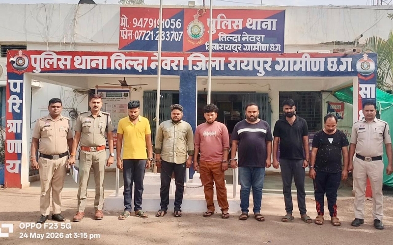 रायपुर पुलिस की बड़ी कार्रवाई : कंपनी परिसर में मचाया आतंक, ट्रकों को रोककर की लूट — पुलिस ने मुख्य आरोपी सहित गैंग को दबोचा, ट्रक चालकों से लूटपाट और तोड़फोड़ करने वाले छः आरोपी गिरफ्तार.