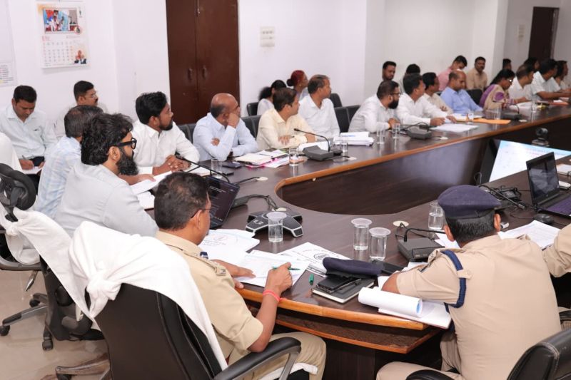 सड़क हादसों पर जशपुर प्रशासन सख्त : कलेक्टर रोहित व्यास ने ओवरस्पीड, बिना लाइसेंस और हेलमेट नियम तोड़ने वालों पर कड़ी कार्रवाई के दिए निर्देश
