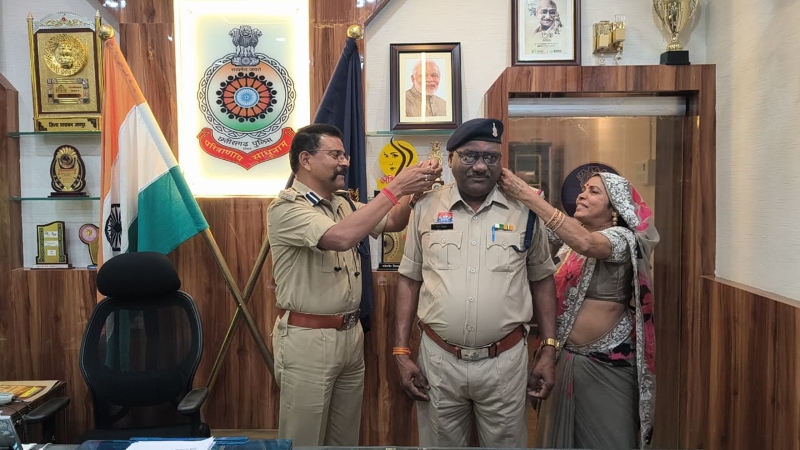 36 वर्षों की सेवा का मिला सम्मान : नारायण प्रसाद साहू बने उपनिरीक्षक, डीआईजी एवं वरिष्ठ पुलिस अधीक्षक ने लगाए स्टार, जशपुर पुलिस में गौरव का पल, स्टार सेरेमनी में सहायक उपनिरीक्षक नारायण प्रसाद साहू को मिला प्रमोशन.