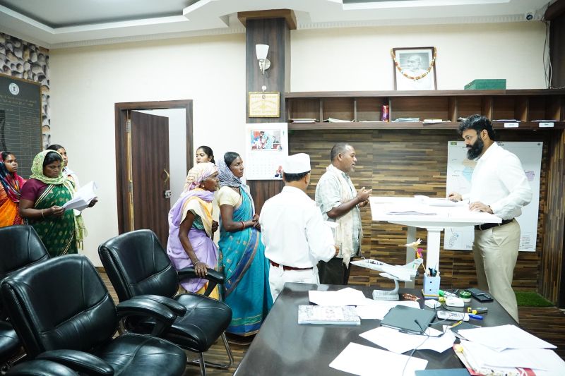 जशपुर जनदर्शन में उमड़ी जनता की भीड़! सड़क, पानी, स्वच्छता और योजनाओं को लेकर पहुंचे 34 आवेदन, कलेक्टर ने अधिकारियों को लगाई जवाबदेही की डोज