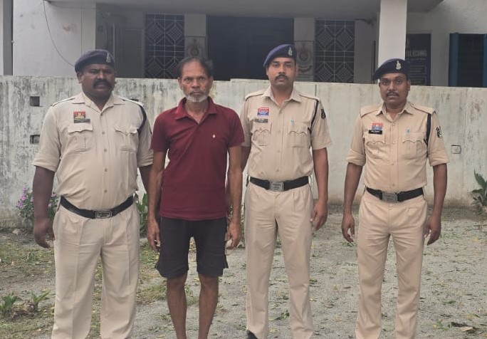 लोदाम में नशे के सौदागर पर पुलिस का शिकंजा, घर के आंगन से 1.82 लाख रुपये कीमत के गांजा पौधे बरामद, DIG-SSP के निर्देश पर ताबड़तोड़ कार्रवाई