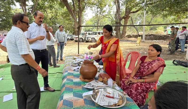 सुशासन तिहार में बस्तर के पारंपरिक स्वाद की धूम : नारी शक्ति महिला समूह को हर शिविर में हो रही है अच्छी आमदनी