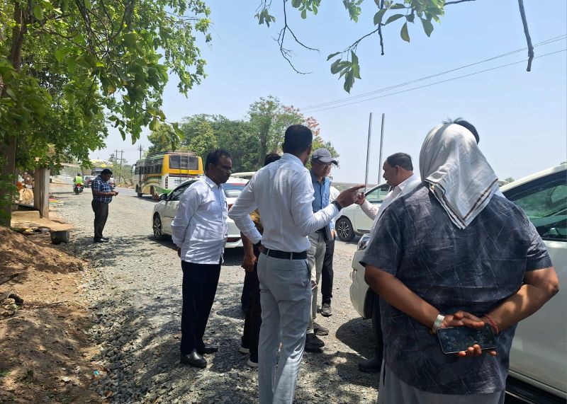 लोक निर्माण विभाग के सचिव ने सड़कों का काम देखा : अधिकारियों की बैठक लेकर काम में तेजी लाने के दिए निर्देश, कहा गुणवत्ता और समय-सीमा में पूर्णता सर्वोच्च प्राथमिकता