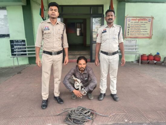 स्कूल में चोरी कांड का खुलासा : सीसीटीवी से मिला सुराग, स्कूल को बना डाला निशाना ! फैन, वायर और कम्प्रेसर चुराकर बेचने निकले चोर को पुलिस ने किया गिरफ्तार, भेजा न्यायिक अभिरक्षा में