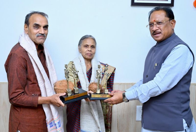 नक्सल दौर में भी नहीं छोड़ा सेवा का रास्ता : बस्तर की जनजातीय संस्कृति में रच-बस चुके पद्मश्री गोडबोले दंपति की मुख्यमंत्री विष्णुदेव साय ने की भावुक सराहना