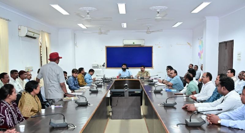 नो-ड्रग जोन से लेकर जर्जर स्कूल भवनों तक प्रशासन सख्त : कलेक्टर रोहित व्यास ने निजी स्कूल संचालकों की बैठक में कहा— बच्चों की सुरक्षा से कोई समझौता नहीं, नियम तोड़ने वालों पर होगी कड़ी कार्रवाई