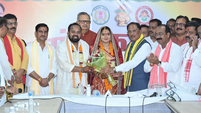 बैलगाड़ी की बारात, वैदिक मंत्रों के बीच सात फेरे और विकास की सौगात: मुख्यमंत्री कन्या विवाह योजना के तहत 21 जोड़े बंधे परिणय सूत्र में, मुख्यमंत्री विष्णुदेव साय ने कहा— बेटियों का सम्मान ही सशक्त समाज की पहचान